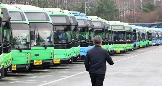 지난해 3월 서울 시내버스 총파업 당시 서울의 한 공영차고지에 버스들이 빼곡히 주차되어 있다. 김종호 기자.