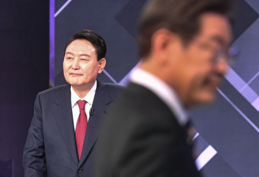 윤석열 전 대통령은 대선 후보 시절 도이치모터스 주가조작 의혹 사건과 관련 김건희 여사가 손해만 봤고 계좌를 남에게 위탁 운용하지 않았다고 발언했다. 이같은 발언이 공직선거법상 허위사실공표에 해당한다는 고발이 접수되며 검찰은 최근 관련 수사를 본격화했다. 뉴스1