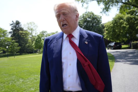 도널드 트럼프 미국 대통령이 29일(현지시간) 미시간주 매콤 카운티에서 열리는 취임 100일 기념 연설을 위해 워싱턴 DC 백악관을 떠나면서 취재진과 대화하고 있다. AP=연합뉴스