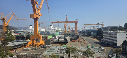 거제 옥포만에 위치한 한화오션 거제사업장의 모습. 특수선사업부는 여의도 1.7배 규모의 조선소 내에서도 깊숙한 곳에 위치하며, 컨테이너 공장으로 외부 노출을 철저히 차단한다. 이 사업부에서 미국 해군이 발주한 군함 창정비 사업도 진행된다. 사진은 거제 한화오션 조선소 전경. 이수정 기자