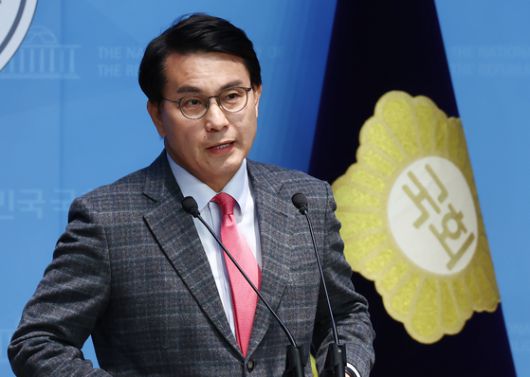 윤상현 국민의힘 의원이 30일 오전 서울 여의도 국회 소통관에서 더불어민주당이 마은혁 헌법재판관 후보자 임명을 요구하며 국무위원 줄 탄핵을 거론한 것과 관련해 기자회견을 하고 있다. 뉴스1