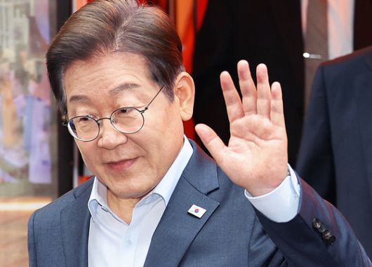 이재명 민주당 대표가 고 김문기 전 성남도시개발공사 개발1처장 등과 2015년 호주·뉴질랜드 출장 당시 찍은 사진. 이 대표는 2021년 이기인 당시 국민의힘 성남시 의원이 사진들을 공개하자 “조작됐다”는 취지로 말했다. [사진 이기인 최고위원, 김문기씨 유족]