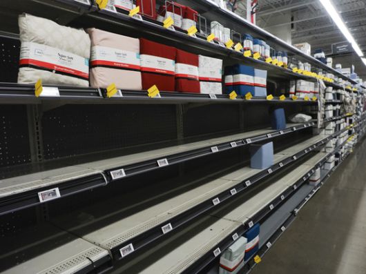 현지시간 30일 미국 캘리포니아주 샌안드로의 한 월마트의 중국산 침구류를 판대하던 선반이 비어 있다. EPA=연합뉴스