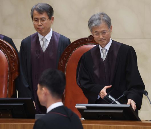 이재명 더불어민주당 대선 후보가 1일 서울 종로구의 한 음식점에서 열린 비전형 노동자 간담회에 참석해 발언하고 있다. 대법원 전원합의체는 이날 이 후보에게 무죄를 선고한 원심판결을 파기하고 사건을 서울고법으로 돌려보냈다. 김성룡 기자