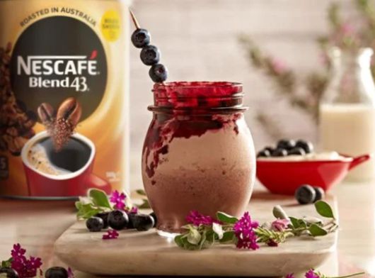 네스카페로 만든 블루베리 아이스 라테. [사진 각 기업]