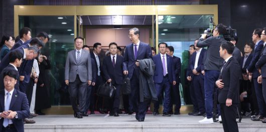 한덕수 대통령 권한대행 국무총리가 1일 서울 종로구 정부서울청사에서 대국민 담화를 하고 있다. 뉴스1