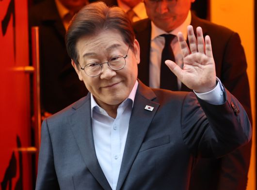 조희대 대법원장을 비롯한 대법관들이 1일 오후 더불어민주당 이재명 대선 후보의 공직선거법 사건 전원합의체 선고를 위해 서울 서초구 대법원 대법정에 입장해 자리에 앉아 있다. 사진공동취재단