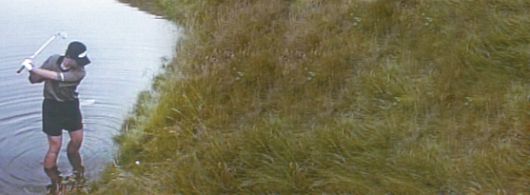 1998년 US여자오픈 당시 해저드 지역에 간 공을 치기 위해 양말을 벗고 물에 들어간 박세리. 그는 이 대회에서 우승하며 외환위기에 힘겨워하던 국민에게 큰 힘을 줬다. 중앙포토