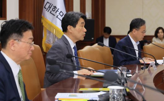 사회관계장관회의 주재하는 이주호 부총리   (서울=연합뉴스) 최재구 기자 = 이주호 부총리 겸 교육부 장관이 1일 서울 종로구 정부서울청사에서 열린 사회관계장관회의에서 발언하고 있다. 2025.5.1   jjaeck9@yna.co.kr (끝)  〈저작권자(c) 연합뉴스, 무단 전재-재배포, AI 학습 및 활용 금지〉