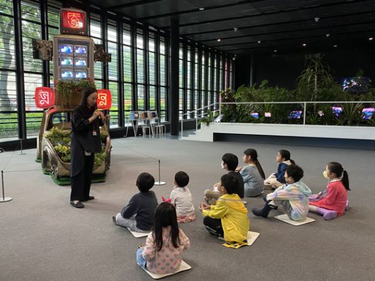 백남준의 '마르코폴로' 앞에서 이야기를 듣는 어린이들. 사진 경기문화재단