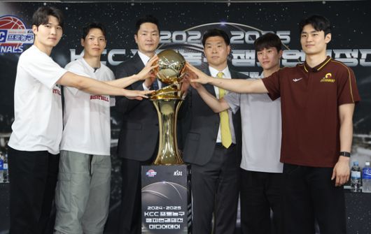 우승 트로피를 만지며 포즈를 취한 SK와 LG 선수들. 왼쪽부터 SK 안영준, 김선형, 전희철 감독, LG 조상현 감독, 양준석, 유기상. 연합뉴스