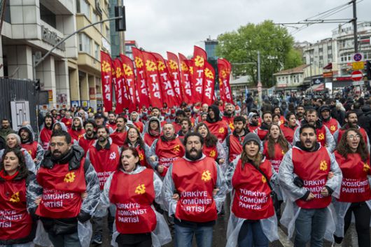 1일(현지시간) 튀르키예 공산당(TKP) 지지자들이 노동절 집회에서 행진하고 있다. EPA=연합뉴스