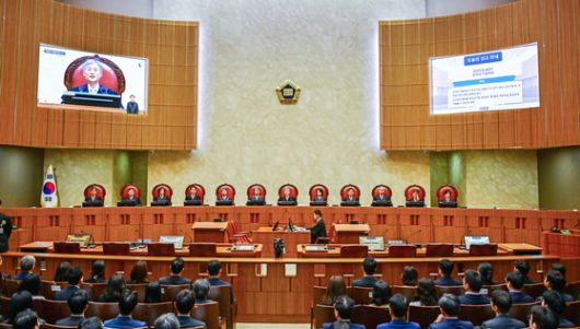 이재명 더불어민주당 대선후보의 공직선거법상 허위사실공표 혐의에 대한 상고심이 1일 오후 대법원에서 열렸다. 조희대 대법원장(오른쪽 여섯째) 등 대법원 전원합의체는 이날 이 후보의 항소심 무죄를 파기하고 유죄 취지로 환송했다. [사진 사진공동취재단]