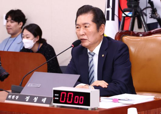 정청래 법제사법위원장이 2일 오전 서울 여의도 국회에서 열린 법제사법위원회 전체회의에서 발언하고 있다. 뉴스1