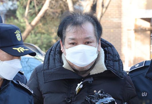 불법 정치자금 수수 혐의를 받는 ‘건진법사’ 전성배씨가 지난해 12월 서울남부지방법원에서 열린 영장실질심사(구속 전 피의자심문)에 출석하고 있다. 뉴스1