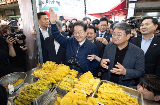 더불어민주당 이재명 대선 후보가 '골목골목 경청투어' 접경지역 방문 이틀째인 2일 강원도 화천군 한 경로당을 방문해 어르신들과 기념 촬영하고 있다. 연합뉴스..
