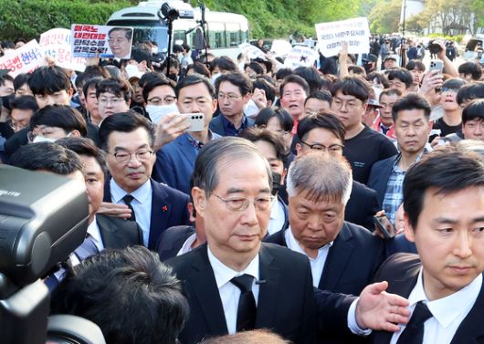 2일 오후 광주 북구 국립 5·18 민주묘지를 찾은 한덕수 전 총리가 광주비상행동 등 시민·사회단체 관계자들의 반발에 가로 막히자 ″저도 호남 사람″이라며 참배를 호소하고 있다. 연합뉴스