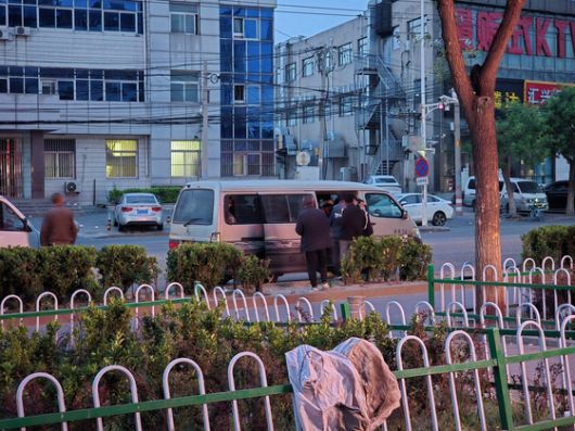 지난달 30일 중국 베이징시 외곽 마쥐차오 인력시장에서 일자리를 구한 사람들이 승합차에 탑승하고 있다. 사진 이도성 특파원