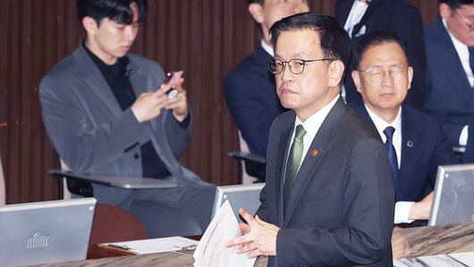 박찬대(가운데) 더불어민주당 대표 직무대행 겸 원내대표와 박성준(오른쪽) 원내수석부대표, 김민석(왼쪽) 최고위원이 1일 오후 국회에서 열린 긴급 의원총회에서 대화하고 있다. 뉴스1