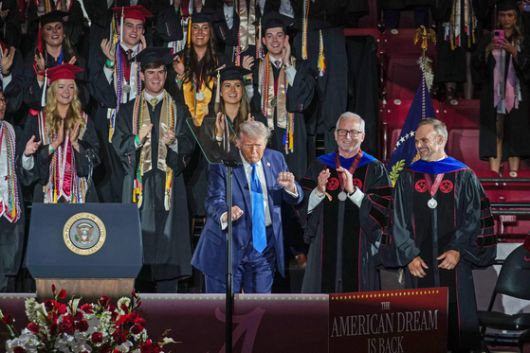 도널드 트럼프 미국 대통령이 1일(현지시간) 앨라배마대학교 졸업식 연설 도중 음악에 맞춰 춤을 추고 아ㅣㅆ다. AFP=연합뉴스