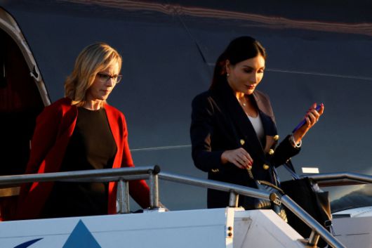 극우 '마가주의자'로 불리는 로라 루머가 지난해 9월 필라델피아에서 열린 대선후보 토론회 참석을 위해 공항에 도착하고 있다. 그는 지난달 초 백악관을 방문해 월츠 보좌관 등에 대한 경질을 요구했고, 트럼프 대통령은 NSC 직원 중 일부를 실제로 경질한 데 이어, 이날 월츠 보좌관을 주유엔 대사로 지명했다. 로이터=연합뉴스