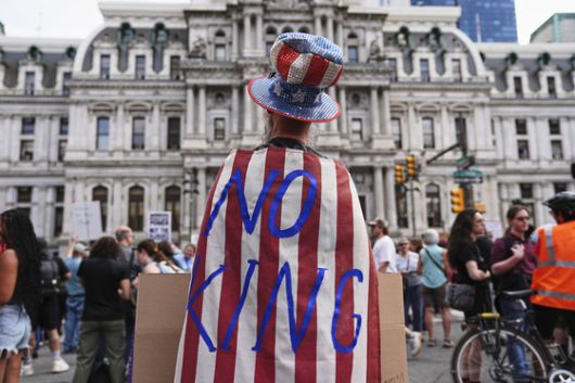 필라델피아에서 1일(현지시간) 열린 노동절 집회에서 한 남자가 "No King"이라고 적힌 옷을 착용하고 트럼프 대통령을 비판하고 있다. ap=연합뉴스