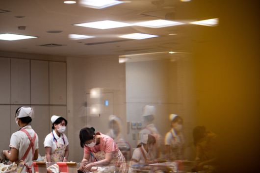 2022년 6월 10일 촬영된 이 사진은 구마모토에 있는 한 병원의 신생아실에서 근무하는 직원들의 모습. AFP=연합뉴스