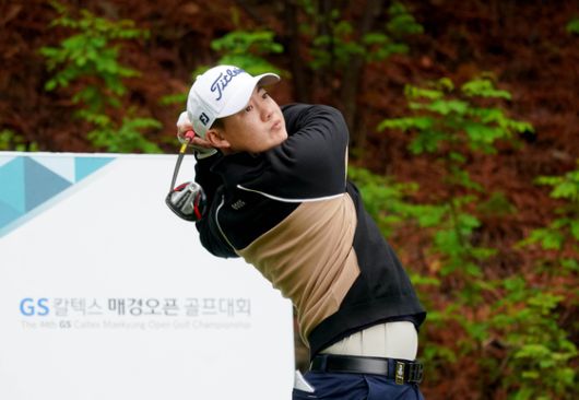 GS칼텍스 매경오픈 3라운드를 김백준과 함께 공동 선두로 마친 재즈 쩬와타나논의 티샷. 사진 대회조직위원회