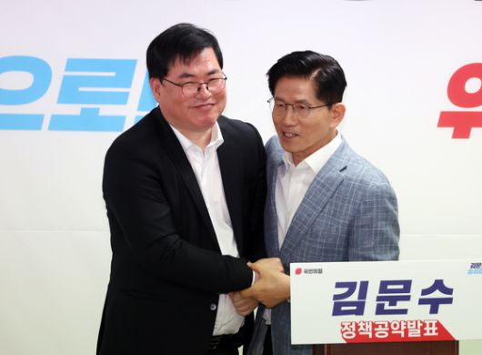 부산지역을 방문한 한 후보가 부평깡통시장에서 시민들과 사진을 촬영하는 모습. [뉴스1]