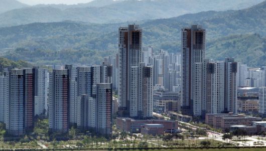 한국부동산원이 지난달 24일 발표한 '4월 셋째주(21일 기준) 전국주택가격동향조사'에 따르면 대통령 집무실 이전 기대감 등으로 한주 전 상승 전환한 세종시는 상승폭을 더 키웠다. 세종시는 지난주 0.04% 오르며 상승 전환한데 이어 이번주는 0.23% 오르며 상승폭을 확대했다. 사진은 세종시 아파트 모습.연합뉴스