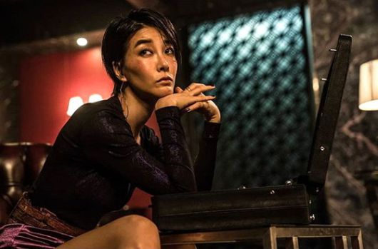 영화 '독전'에서 명연기를 펼친 진서연. 해당 필모그래피는 진서연의 대중적 인지도를 높이는 계기가 되기도 했다. '독전' 스틸컷