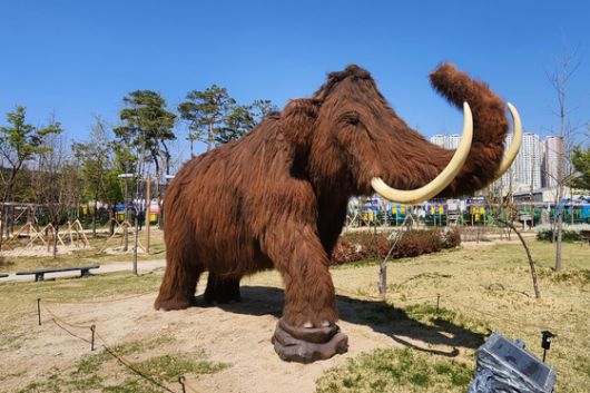 대구 달서구 선돌공원에 있는 매머드 조형물 사진. 높이 4m 크기로 얼굴 등이 움직여 인기를 끌고 있다. [사진 달서구]
