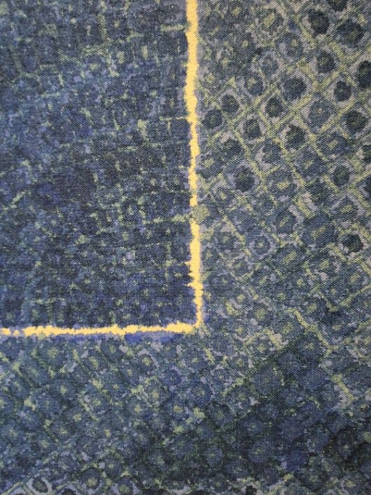 김환기가 세상을 뜨기 전해에 완성한 '산울림 19-Ⅱ-73#307'의 세부. 점을 하나하나 찍은 뒤에 그와 다른 톤의 청색으로 사각형을 그리며 점을 하나하나 둘러싸기를 반복한 과정을 확인할 수 있다. 권근영 기자