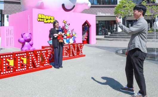 지난 1일 현대프리미엄아울렛 김포점의 ‘미키마우스와 친구들’ 행사장에서 고객들이 기념 사진을 찍고 있다. 사진 현대백화점그룹