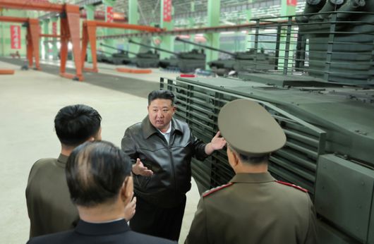 북한 노동신문은 4일 김정은 국무위원장이 중요탱크공장을 방문해 탱크와 장갑차를 최신식으로 바꾸는 등 '제2차 장갑무력혁명'을 지시했다고 보도했다. 노동신문=뉴스1