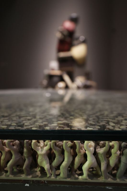 서도호의 '바닥'은 다양한 인종과 성별의 작은 사람들이 두꺼운 유리판을 떠받치고 있는 모습이다. 연합뉴스