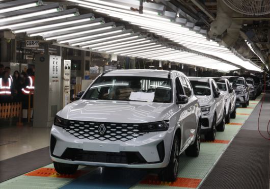 부산 강서구 르노코리아에서 올해 초 내연기관 중심의 생산라인에서 전기차까지 생산할 수 있는 혼류생산 라인 전환을 완료하고 부산공장 공개행사를 가졌다. 연합ㄴ슈ㅡ