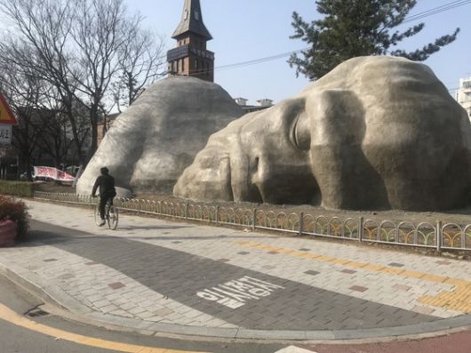 대구시 달서구 진천동 상화로에 위치한 거대 원시인 조각상. 김정석 기자