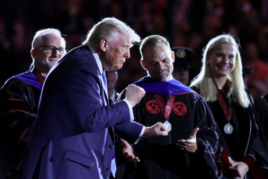 도널드 트럼프 미국 대통령이 지난 1일(현지시간) 앨라배마대학교에서 졸업식 연설을 한 후 춤을 추고 있다. 로이터=연합뉴스