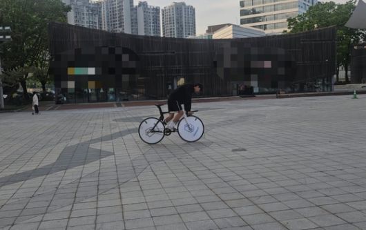 2일 오후 서울 송파구 올림픽공원에서 픽시 자전거로 스키딩 기술을 선보이고 있는 임정수(가명·17)군. 신혜연 기자