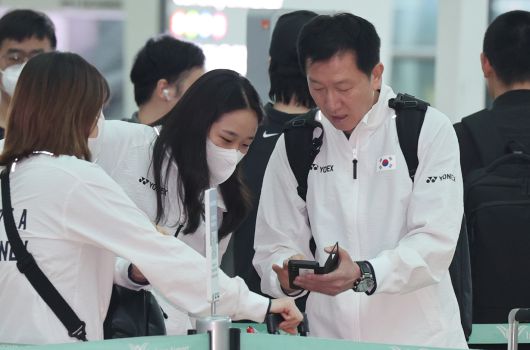 지난달 수디르만컵 출국을 앞두고 인천공항에서 박주봉(오른쪽) 감독이 안세영과 대화하고 있다. [연합뉴스]