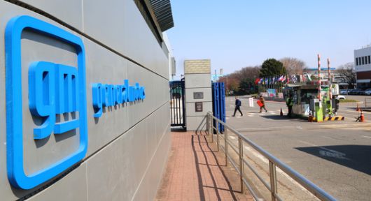 지난해 한국GM 부평공장과 창원공장에서 생산한 차량 49만9천559대 가운데 미국 수출 비율은 83.8%에 달했다. 연합뉴스