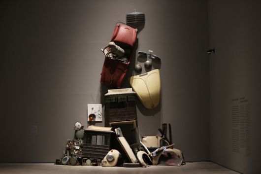 백남준은 1995년 독일 볼프스부르크 미술관에서 연 개인전 ‘하이테크 알러지’에 첫선을 보인 ‘잡동사니 벽’에서 어릴 적 본 가마부터 폴크스바겐 자동차 부품까지 동서양의 여러 가지를 쌓아 올렸다. 연합뉴스