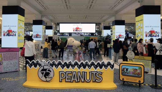 지난달 27일 서울 신세계백화점 강남점 1층 오픈스테이지에 만화 '피너츠' 75주년 팝업스토어가 설치됐다. 사진 신세계백화점
