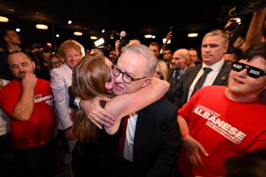 앤서니 앨버니지 호주 총리가 2025년 5월 3일 호주 시드니 캔터베리-헐스톤 파크 RSL 클럽에서 열린 2025년 노동당 선거의 밤 행사에서 포옹을 받는 모습. EPA=연합뉴스