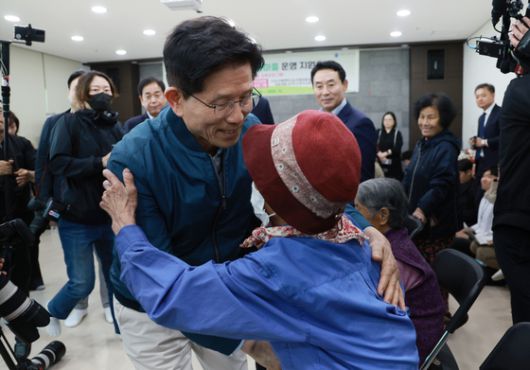 (서울=뉴스1) 안은나 기자 = 김문수 국민의힘 대통령 후보가 4일 오전 서울 동작구 국립 서울현충원을 찾아 참배를 마친 뒤 방명록을 작성하고 있다. (공동취재) 2025.5.4/뉴스1