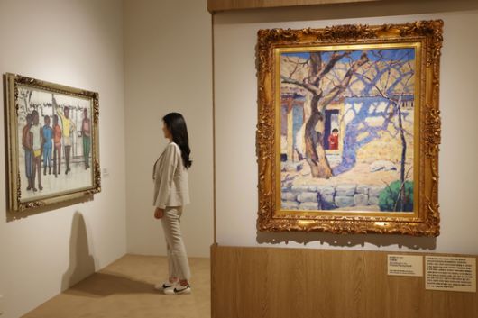 오지호의 대표작 '남향집'(오른쪽)과 마지막 작품 '세네갈의 소년들'. 국립현대미술관 과천의 상설전 '한국근현대미술 Ⅰ'에는 오지호ㆍ이중섭 등의 전시장을 따로 마련해 이들 화가를 특별 조명했다. 연합뉴스