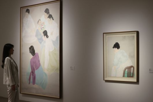 국립현대미술관 과천에 운보 김기창의 '모임'(왼쪽)과 우향 박래현의 '여인'이 나란히 걸렸다. 따로 또 같이 발전해 온 부부 화가의 세계를 한 눈에 비교해 볼 수 있다. 연합뉴스