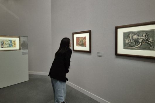 이중섭의 '흰 소'(오른쪽)과 '황소'가 나란히 걸린 국립현대미술관 과천. '황소'는 9월에 다른 작품으로 교체된다. 과천=권근영 기자