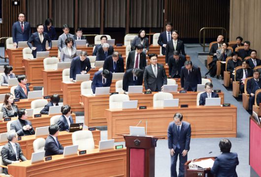 지난해 12월 11일 비상 계엄 관련 국회 현안질의 당시 한덕수 당시 국무총리와 국무위원들이 서영교 더불어민주당 의원의 요구에 의해 다같이 국민께 사과하고 있다. 김성룡 기자